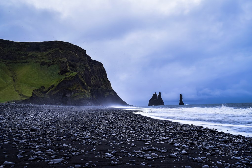 La plage de sable noir de Reynisfjara en Islande comme lieu de tournage