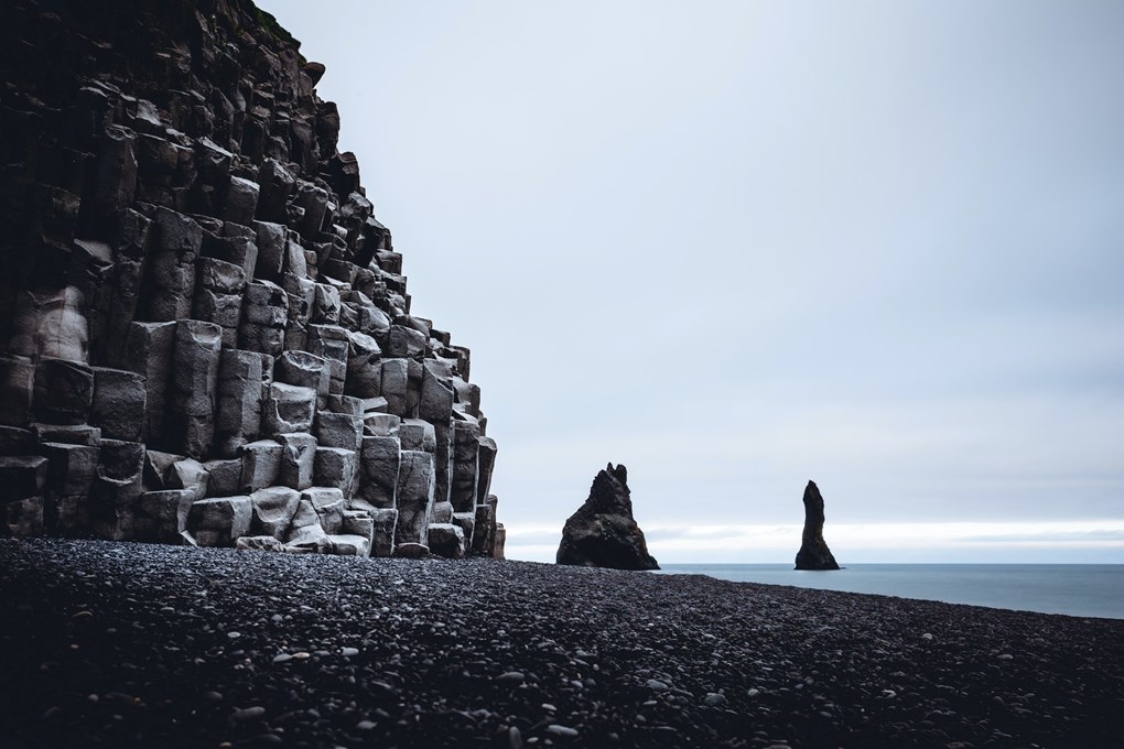 La playa de arena negra en Vík, Islandia