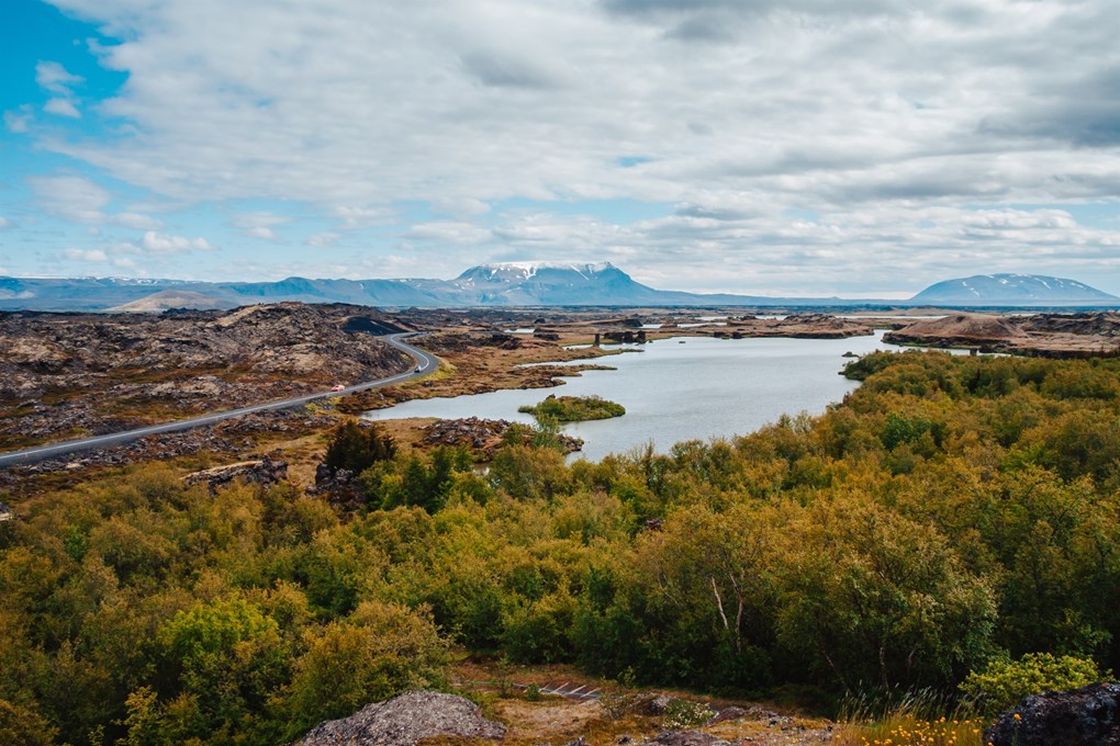 Myvatn es un hermoso lago con muchas islas pequeñas en el norte de Islandia, el cuarto lago más grande del país.