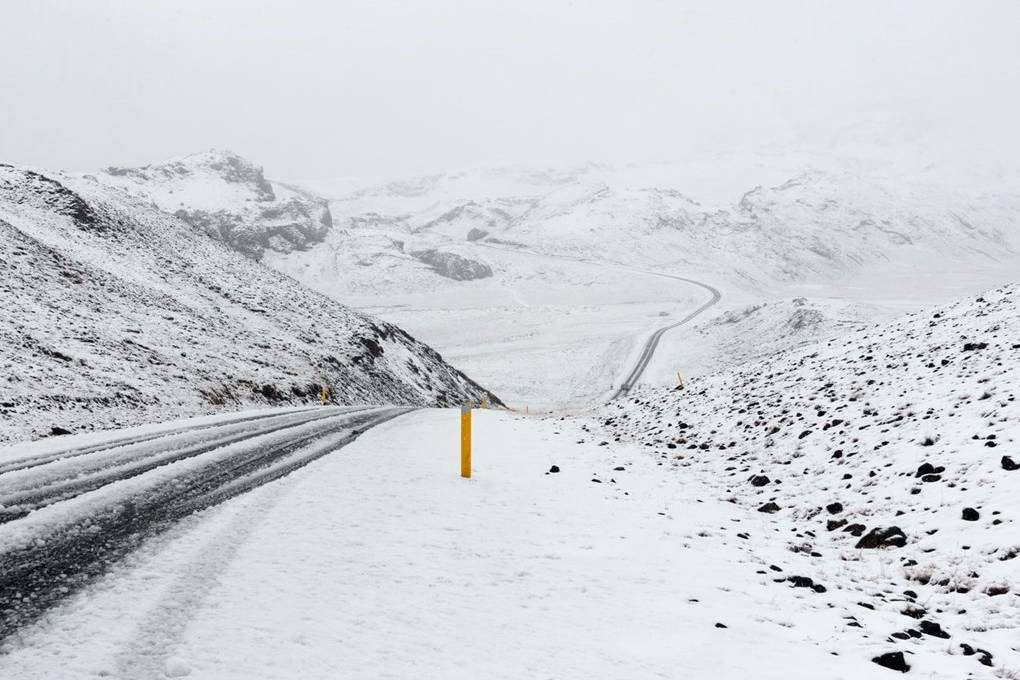 Carretera en invierno en Islandia