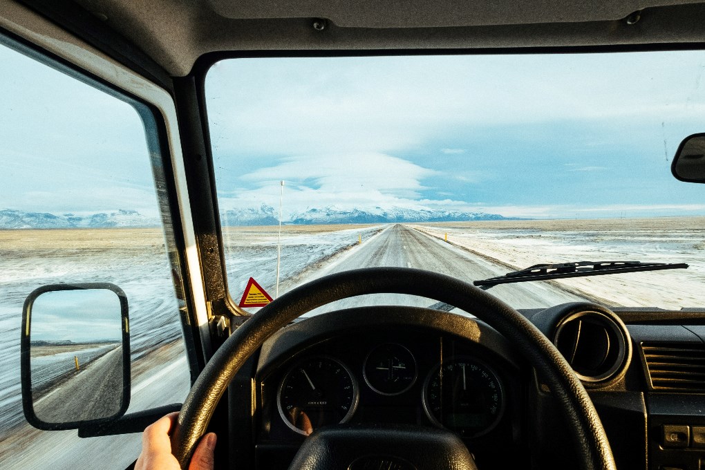 En Islandia en invierno, las carreteras pueden estar heladas o nevadas.