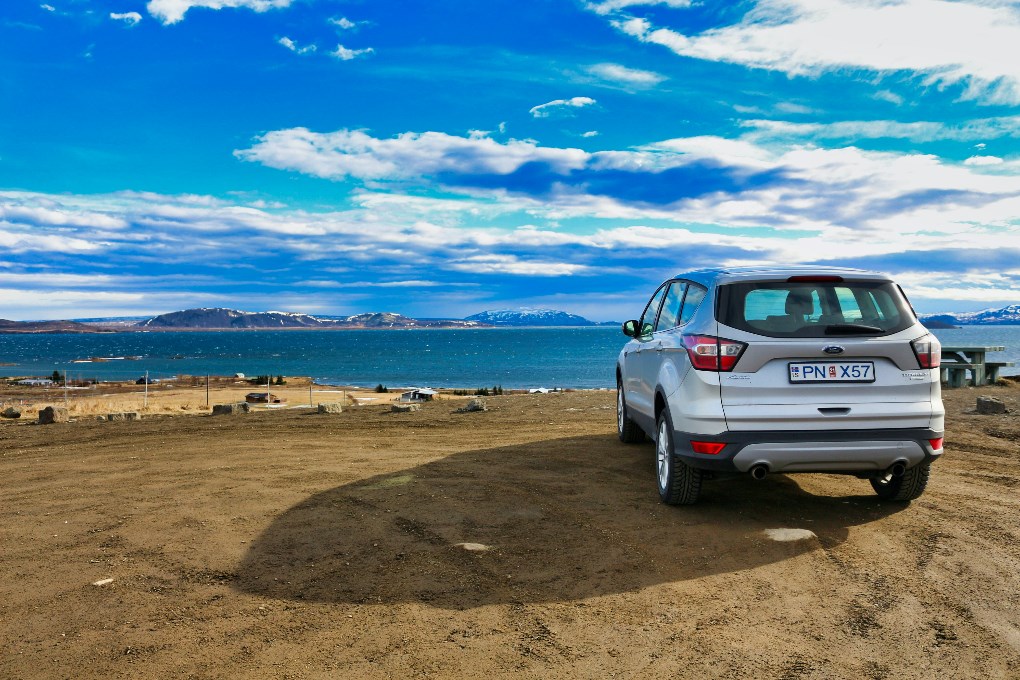 Louez une voiture pour votre voyage de deux semaines en Islande.