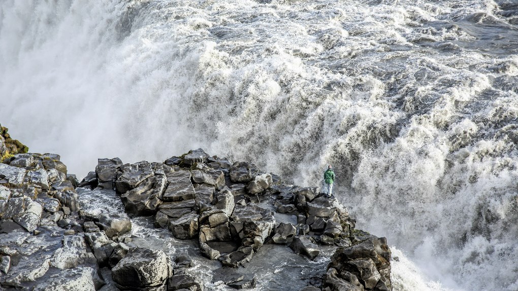 Be careful when visiting Dettifoss waterfall since the falls are very steep and it can be icy