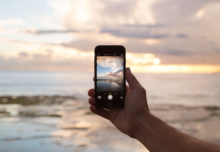 Téléphone prenant une photo du coucher de soleil islandais