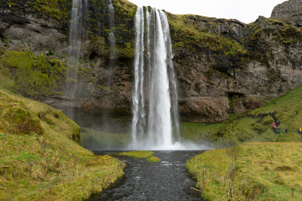 La cascada de Seljalandsfoss en el sur de Islandia
