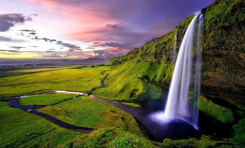 L'Islande Seljalandsfoss dans le sud est l'une des attractions touristiques les plus populaires d'Islande