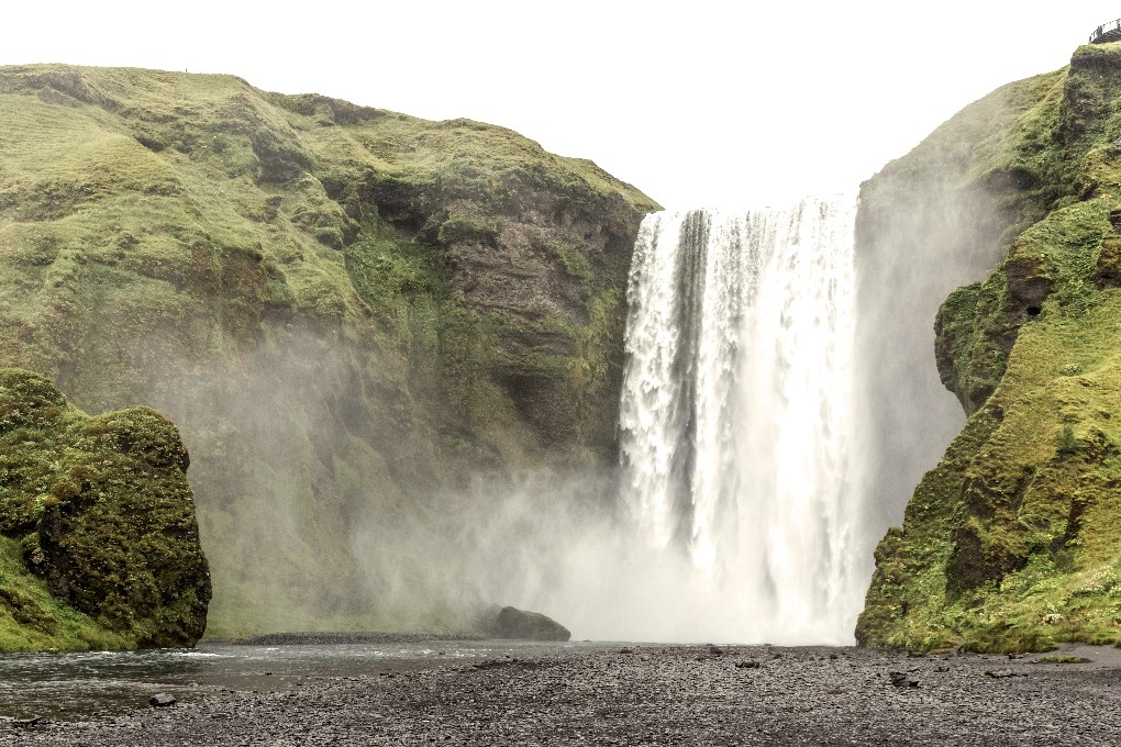 La poderosa cascada Skogafoss en Islandia