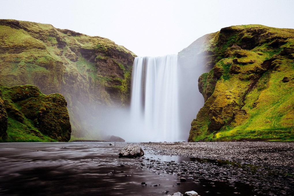 Skogafoss es una potente cascada situada en la costa sur de Islandia y es muy accesible en un viaje en coche