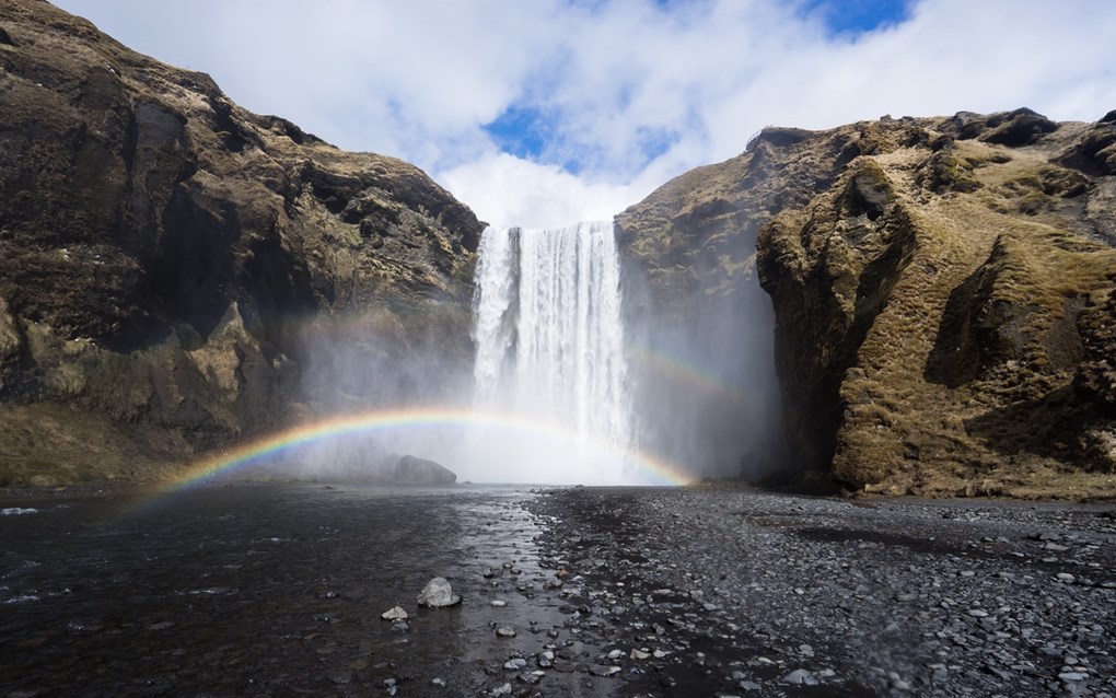 La cascada Skogafoss es una de las famosas cascadas situadas en el sur de Islandia