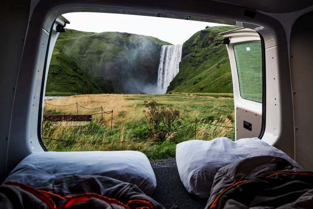
Despiértate con las vistas y los sonidos de Skogarfoss en el camping Skogar