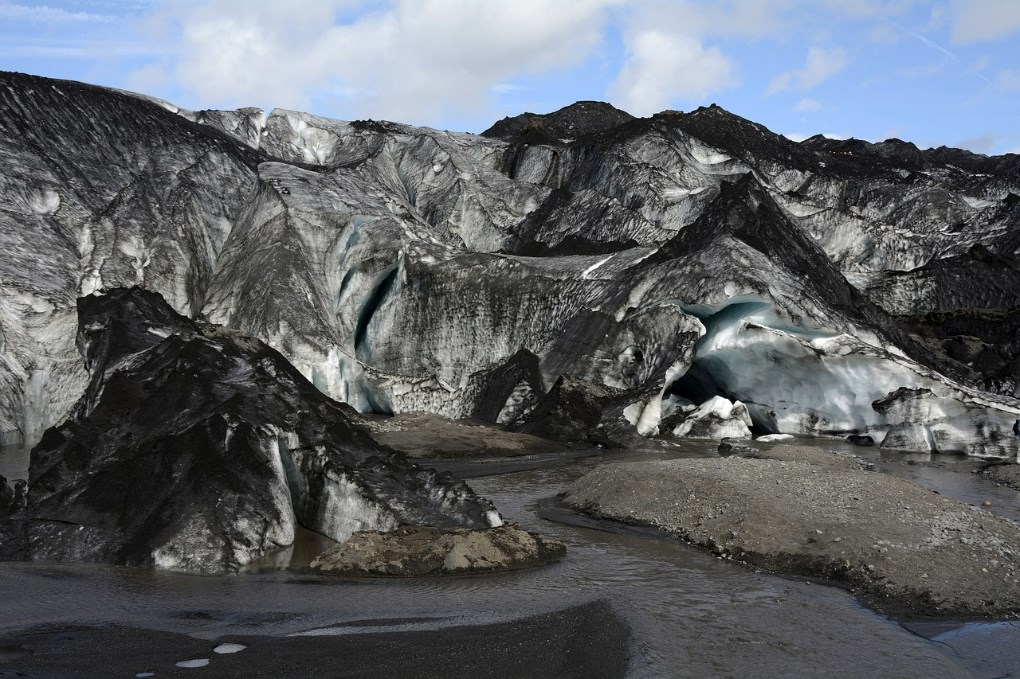 En Solheimajokull se puede hacer senderismo por el glaciar y escalada en hielo