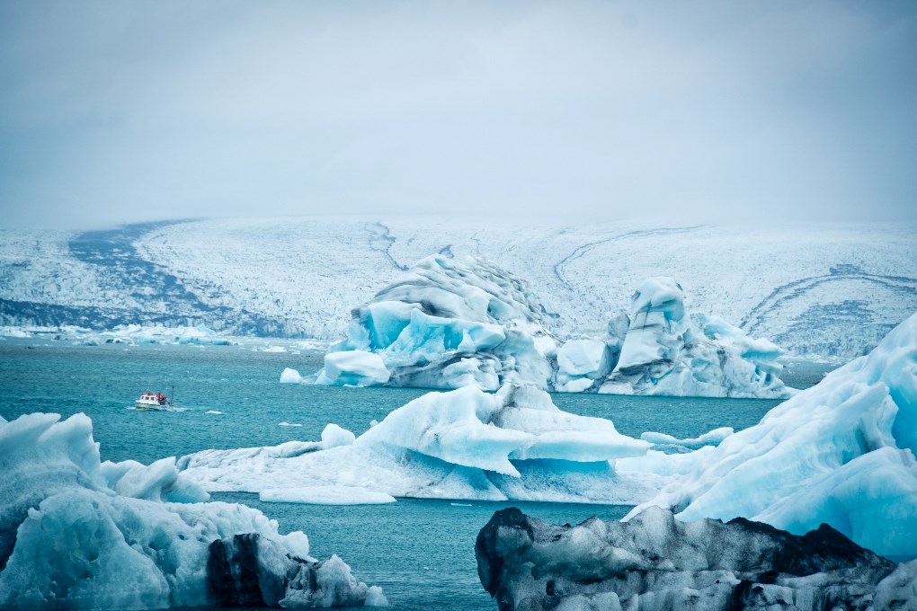 Un viaje escénico por carretera en la costa sur te llevará a la majestuosa laguna del glaciar Jokulsarlon