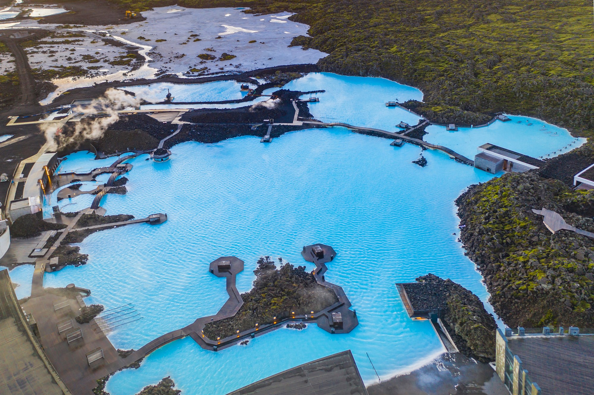 La Laguna Azul se encuentra en la península de Reykjanes, Islandia