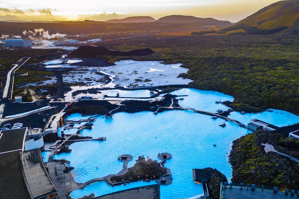 Relájate en la Laguna Azul tras aterrizar en Islandia