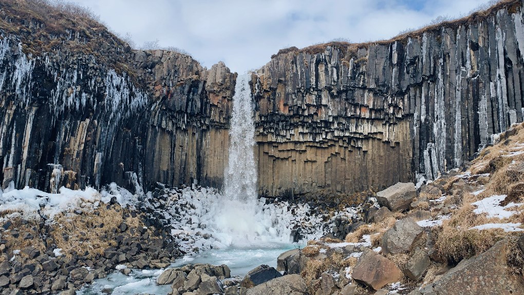 La cascada de Svartifoss es conocida por sus columnas de basalto que le dan un aspecto muy singular