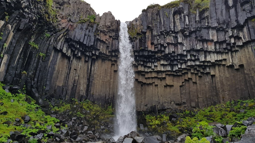La cascada Svartifoss en Islandia, situada en el Parque Nacional de Skaftafell