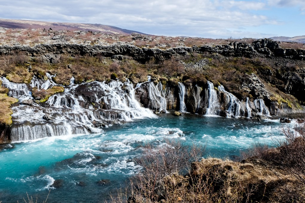 Cascadas de Hraunfosar en el oeste de Islandia