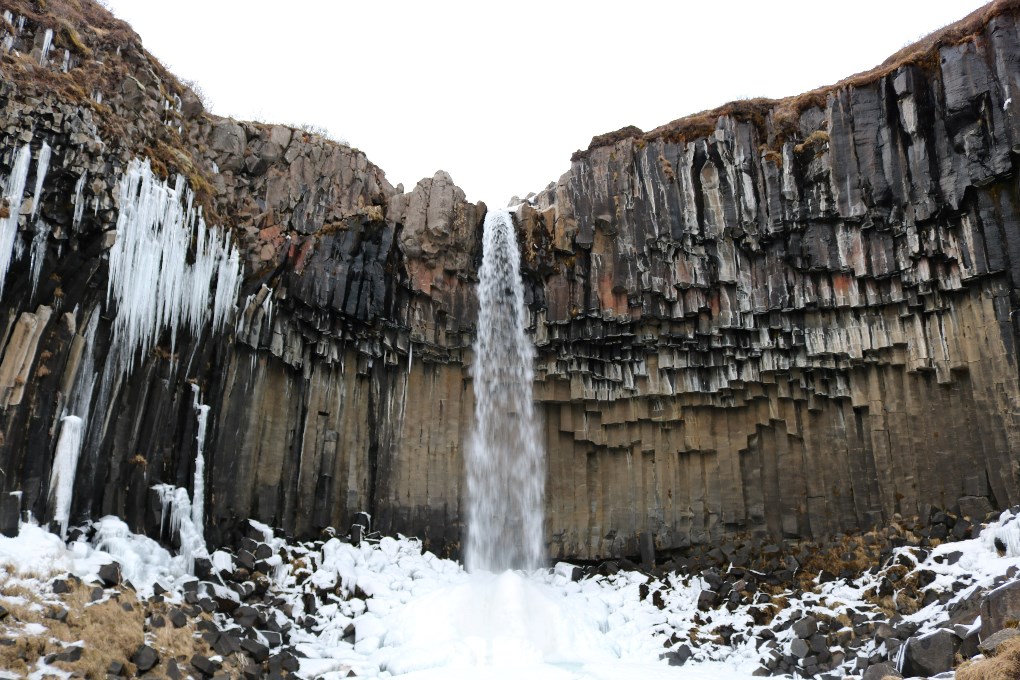 La chute d'eau de Svartifoss en hiver