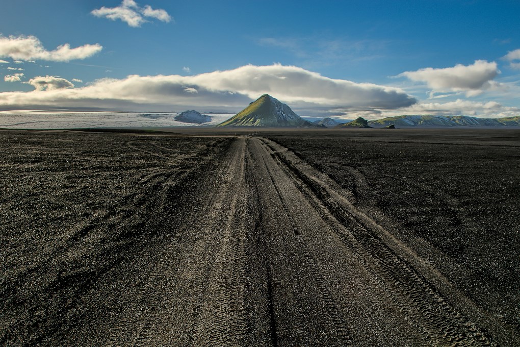 Las carreteras de grava en Islandia pueden ser un reto, pero te llevarán a paisajes impresionantes