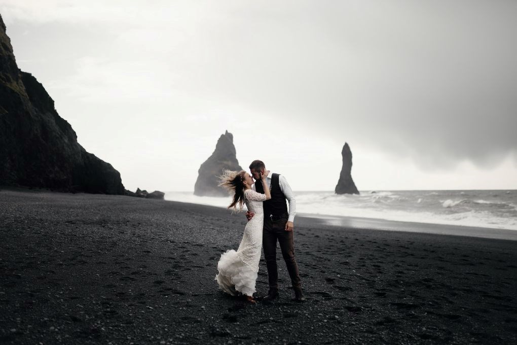 Couple de mariés sur la plage de Reynisfjara en Islande