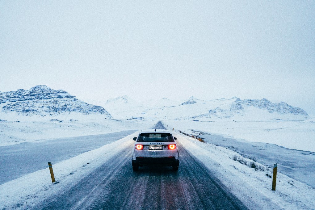Conduciendo por carreteras heladas en invierno